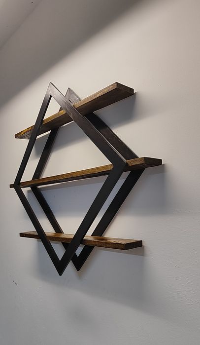 Prateleira/Floreira flutuante em forma de diamante.