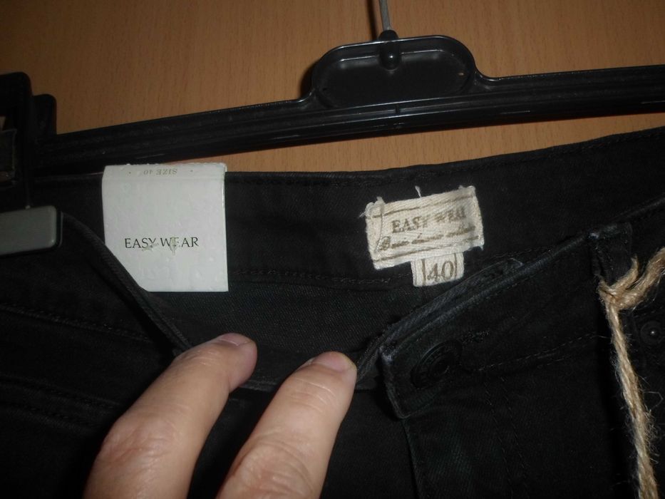 saia com bolsos da marca Easy Wear para mulher jovem