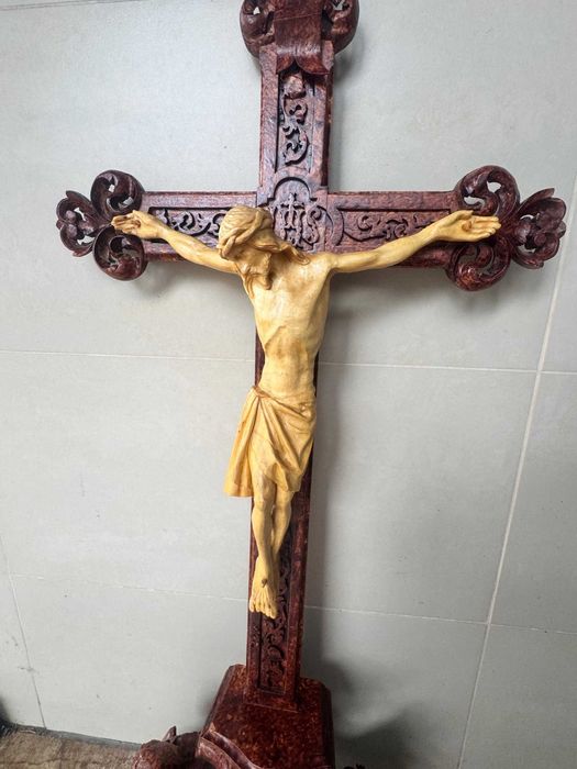 Duży ręcznie rzeźbiony krucyfiks drewniany 90 cm