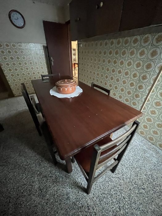 Vendo mesa de cozinha e cadeiras
