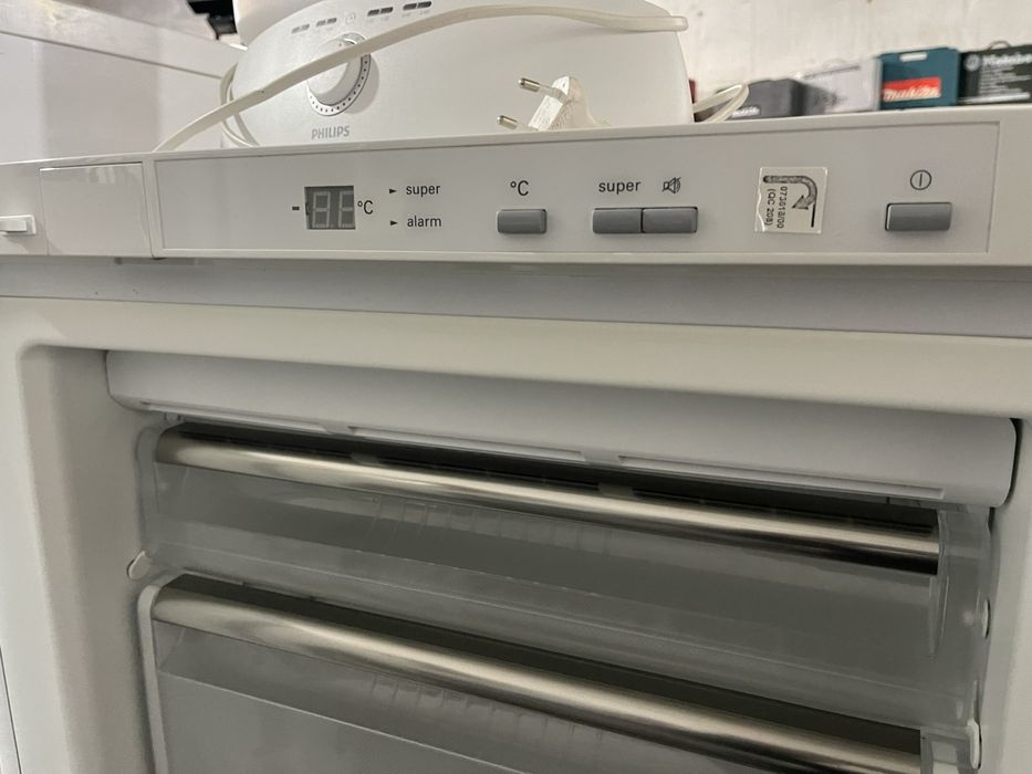 Вертикальна морозильна камера Philips.