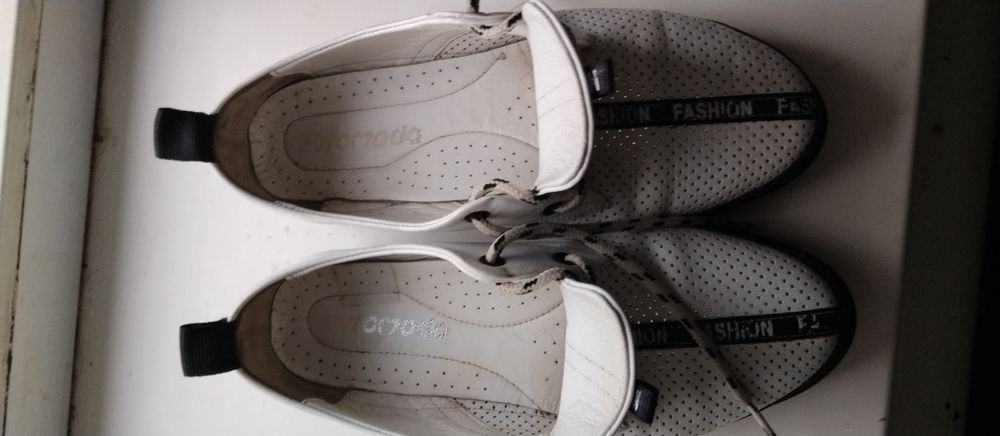 Продаеться кросовки