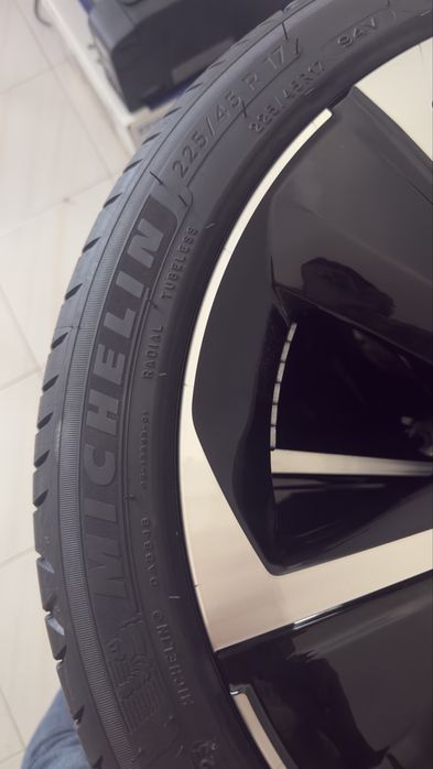 Vendo conjunto completo de 4 jantes originais Opel Astra L com pneus Michelin.