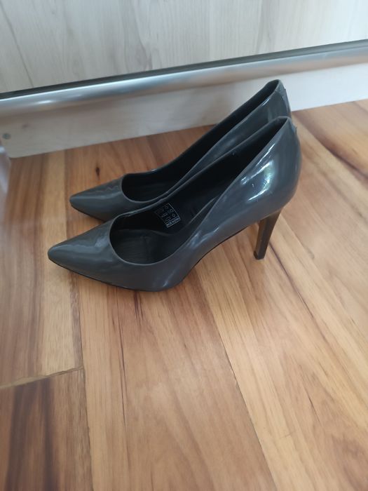 Szare szpilki lakierowane 37