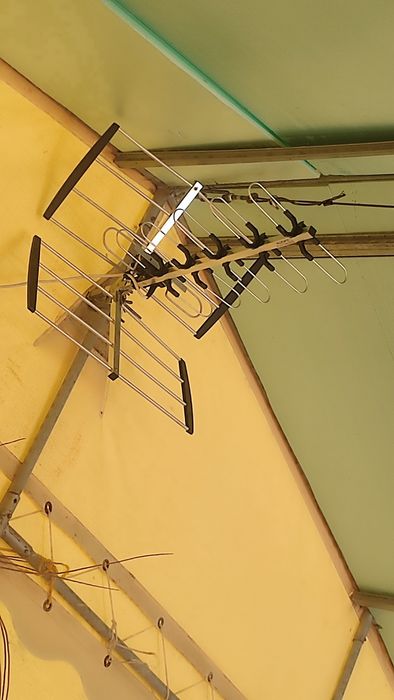 Kit Antena TV TDT Kunft + Amplificador Alcad AI-223 (Ideal p/ Casa ou Campismo Fixo)