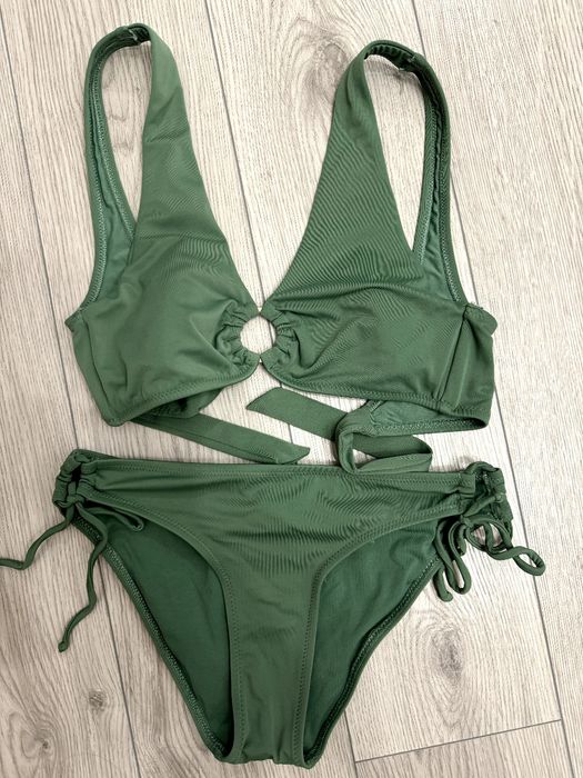 Купальник гарного зеленого кольору.