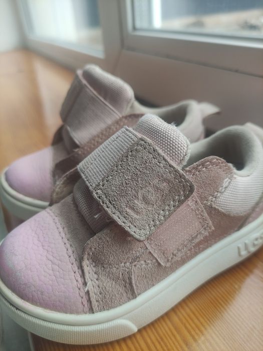 Фірмові черевички кросівки UGG на дівчинку 13,5см 22р натуральна замша