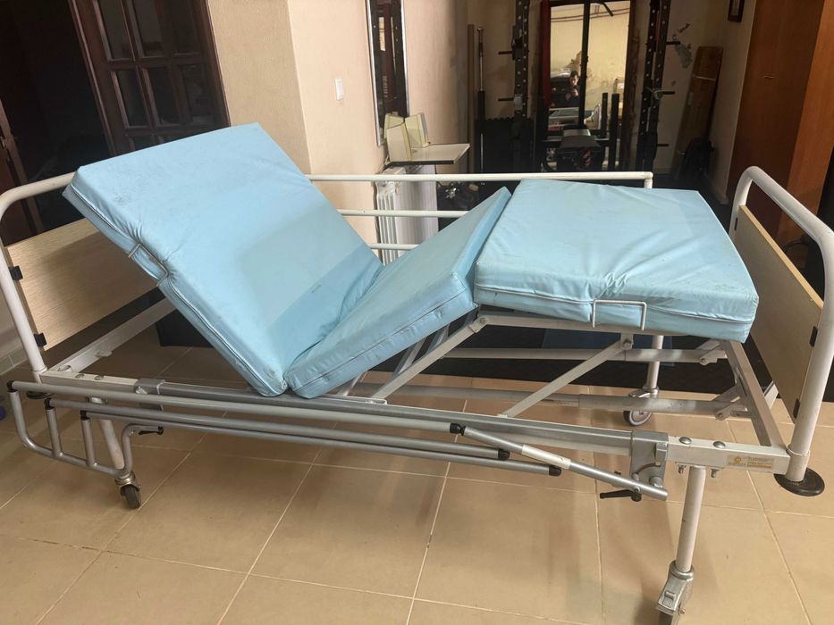 Cama articulada manual com grades laterais e rodas