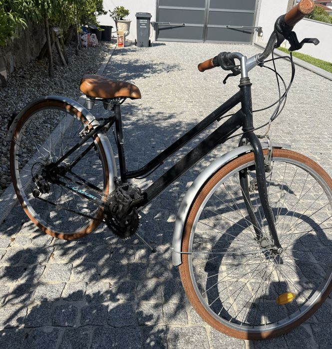 Bicicleta preta em bom estado