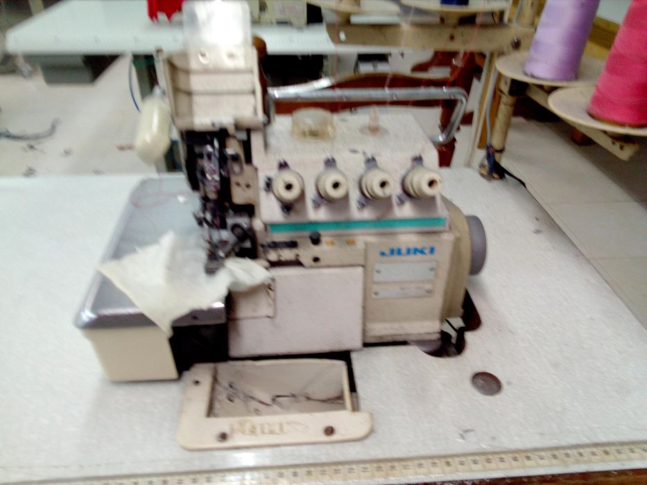 Máquina de corta e cose