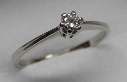 Pierścionek z diamentem brylant 0,13 ct. Białe złoto.