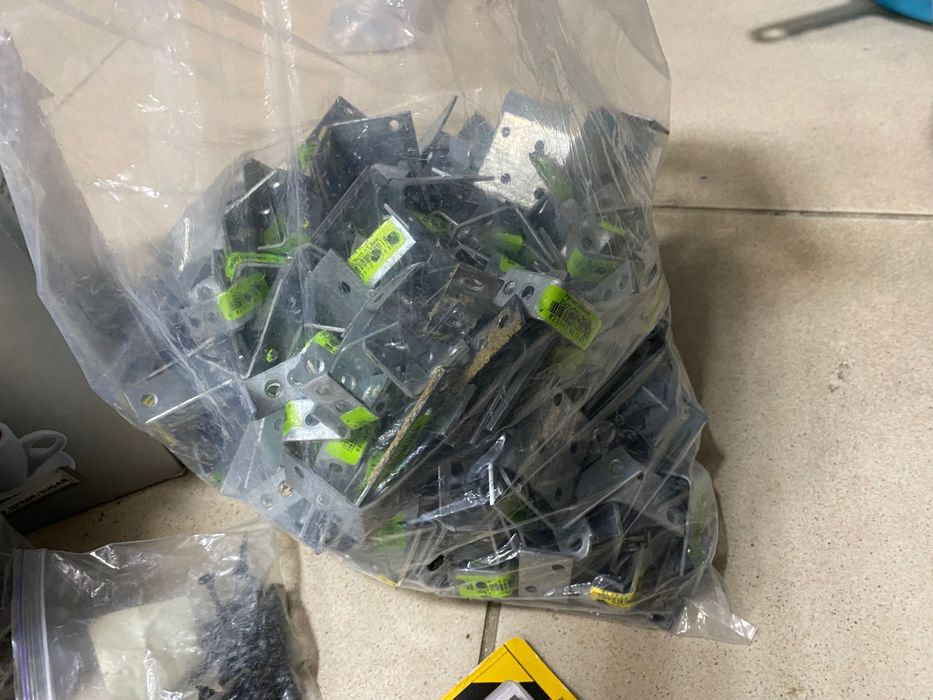 Продам шурупи по дереву, металу, свердла та  кутники