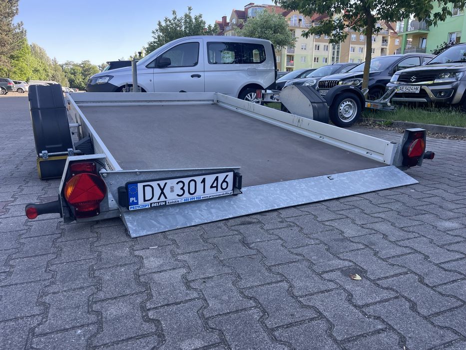 Przyczepa Humbaur do przewożenia motocykli, quadów lub małych samochodów typu Smart.