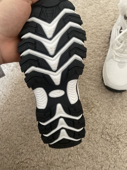 Нові зимові черевики Hobibear білого кольору з хутряним оздобленням.