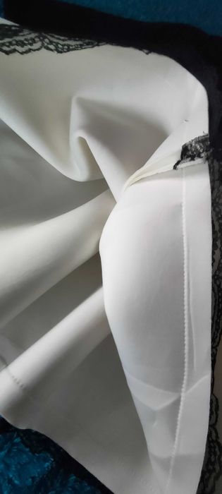 Sukienka biała z czarnym S-M