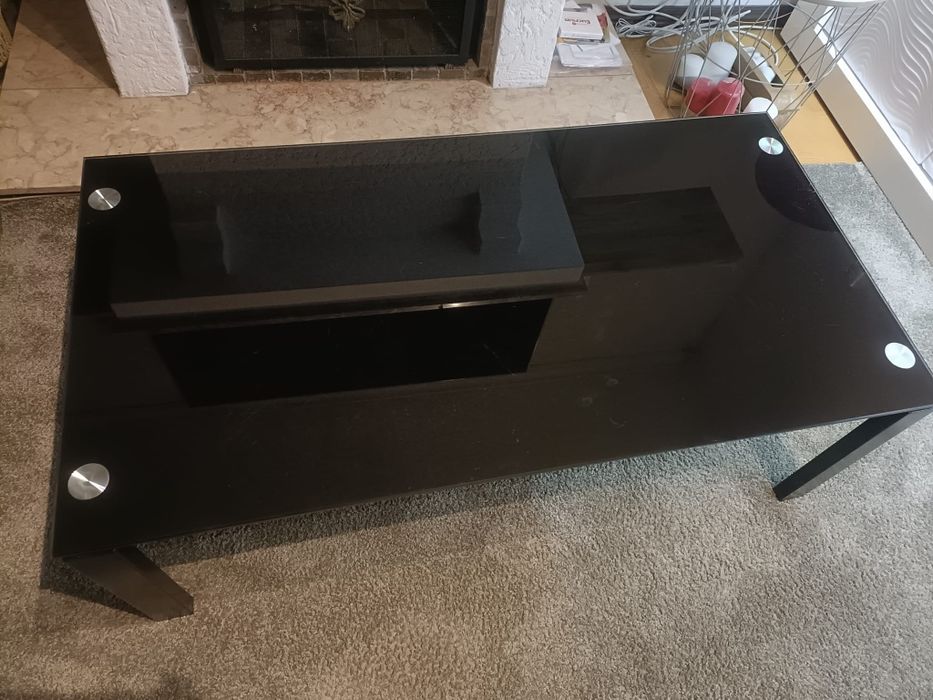 Mesa de centro em metal e vidro preto