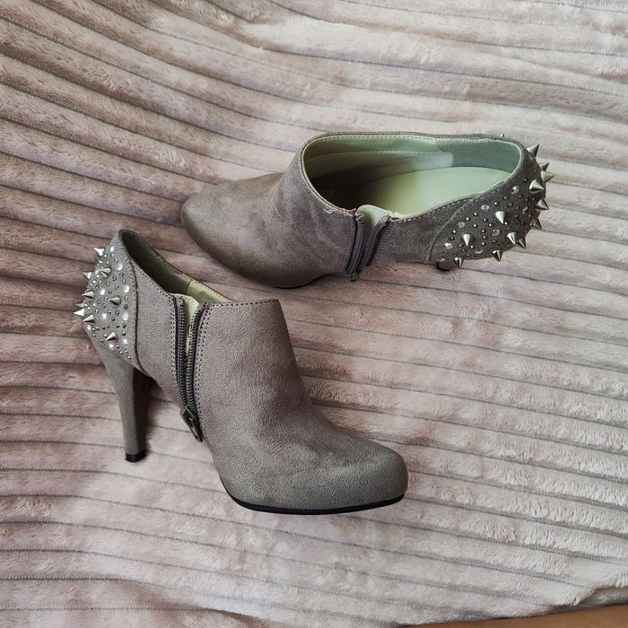 Botins Graceland Taupe 37 com apliques no calcanhar