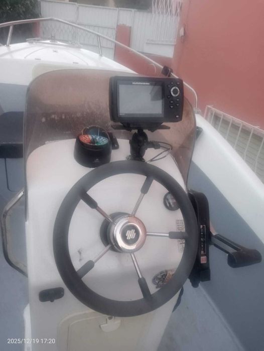 Embarcação de recreio em bom estado