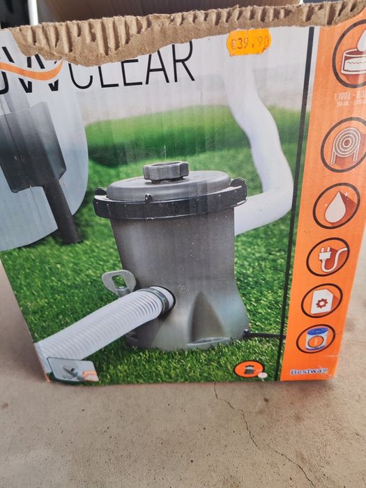 Piscina  redonda com 2 bombas e cobertura