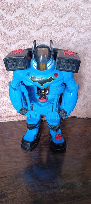 Duży robot z figurka Batmana