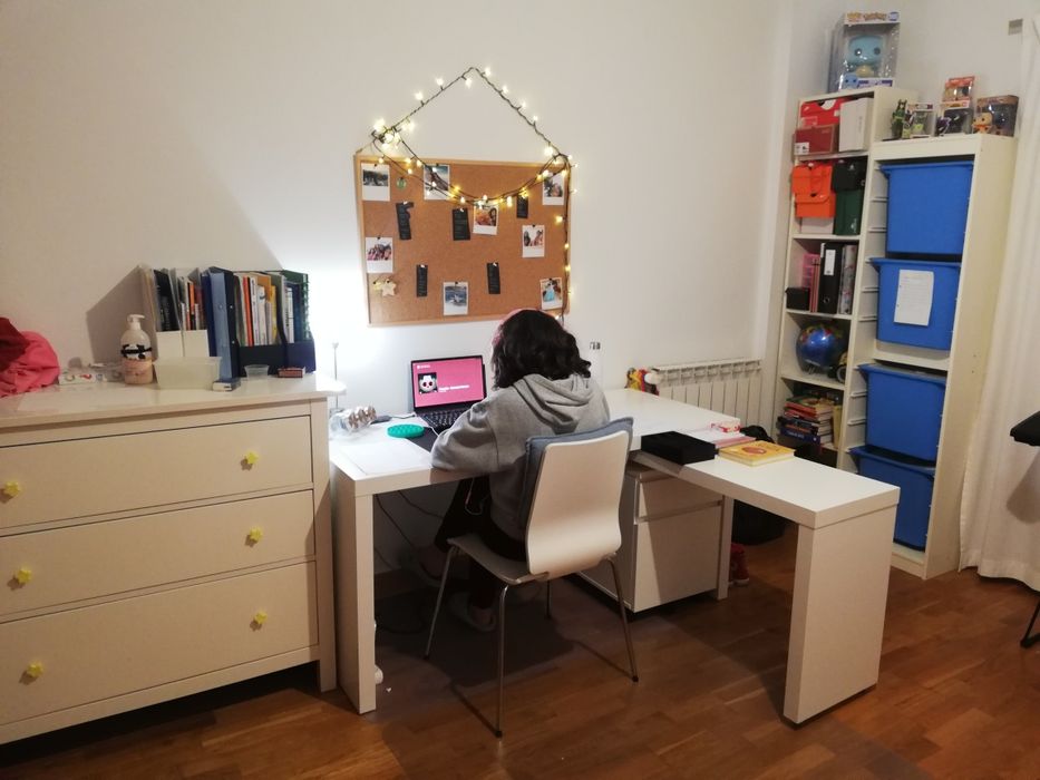 Secretária IKEA com extensão lateral, módulo de gavetas e cadeira