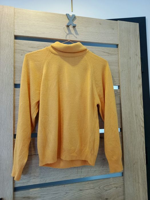 Sweter golf w kolorze musztardowym