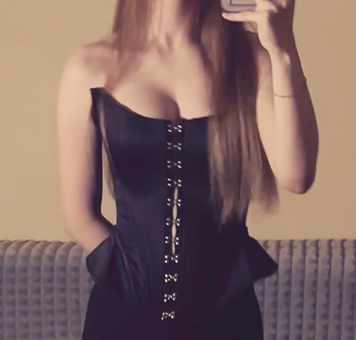 Чорний корсет.