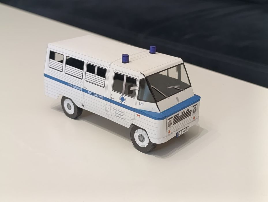 Karetka ratunkowa ambulans Żuk FSO legendy PRL model kartonowy-  resor