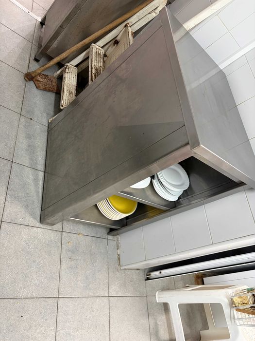 Balcão de apoio com 2 prateleiras em aço inox