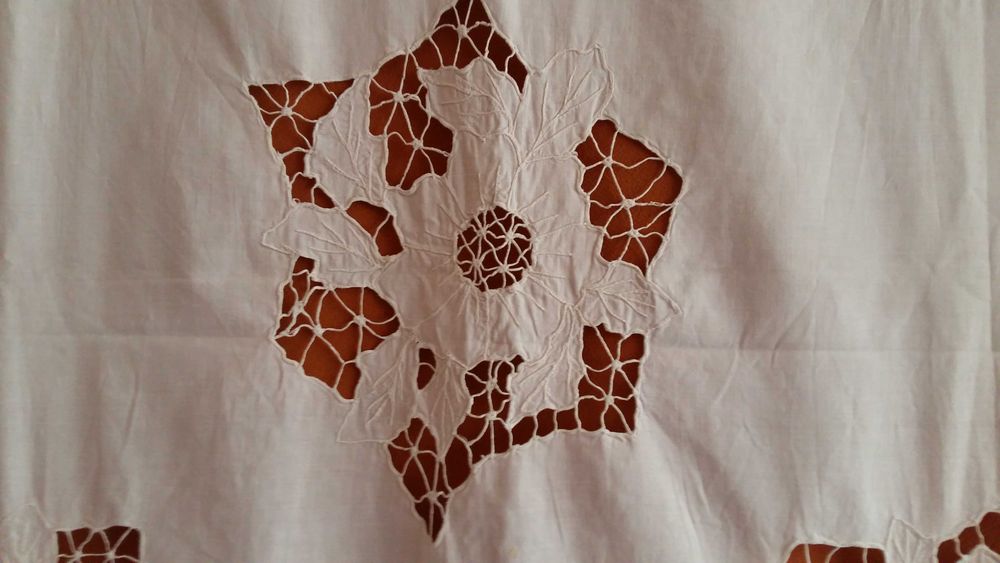 Obrus prostokątny płótno z wycinanym wzorem. 196x85cm
