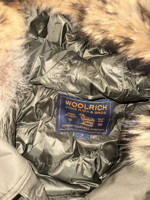 Женская парка цвета хаки от бренда Woolrich
