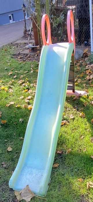 Zjeżdżalnia ogrodowa że zjazdem o długości 2m