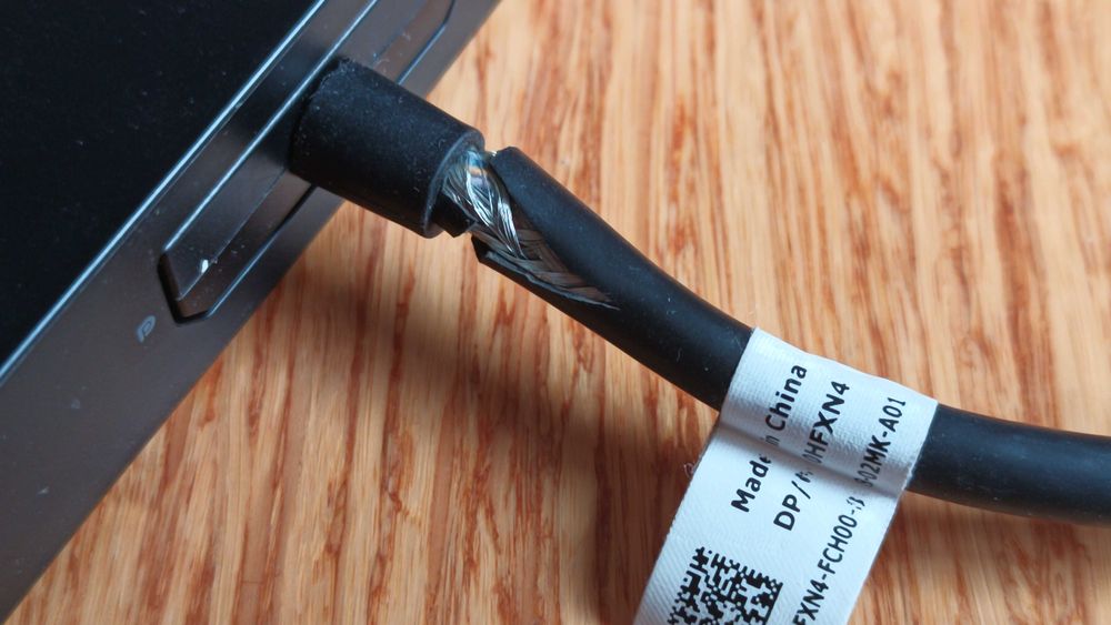 Stacja dokująca DELL WD15 - uszkodzony kabel USB-C