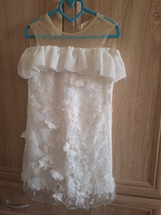 Ніжна молочного кольору святковаНіжна молочного кольору сукня та туфел