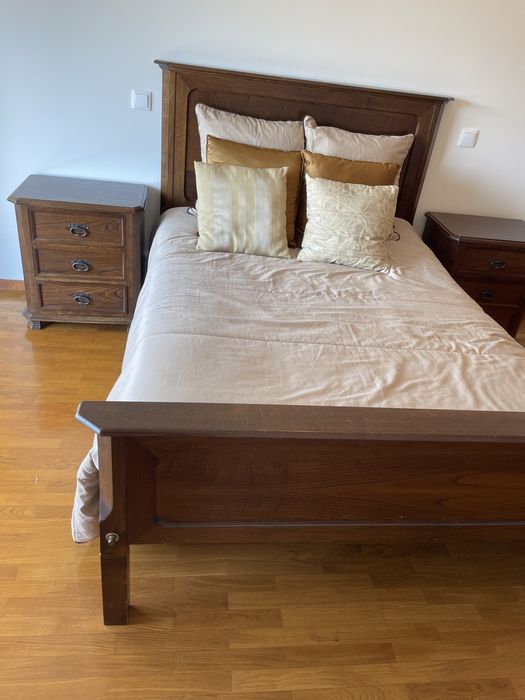 Cama casal (colchão) e mesinhas castanho