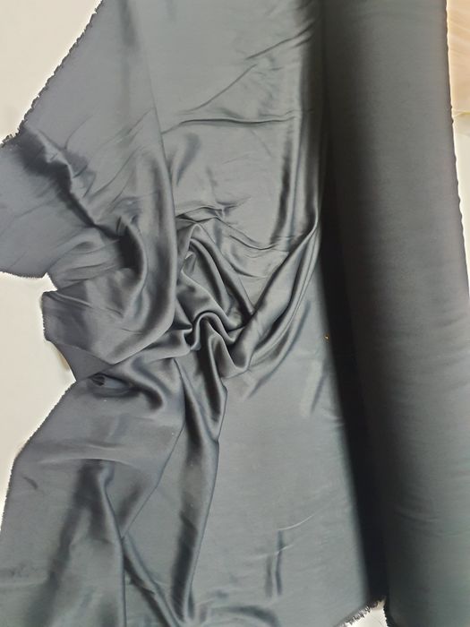 Tkanina czarna lejąca szer.125 cm.