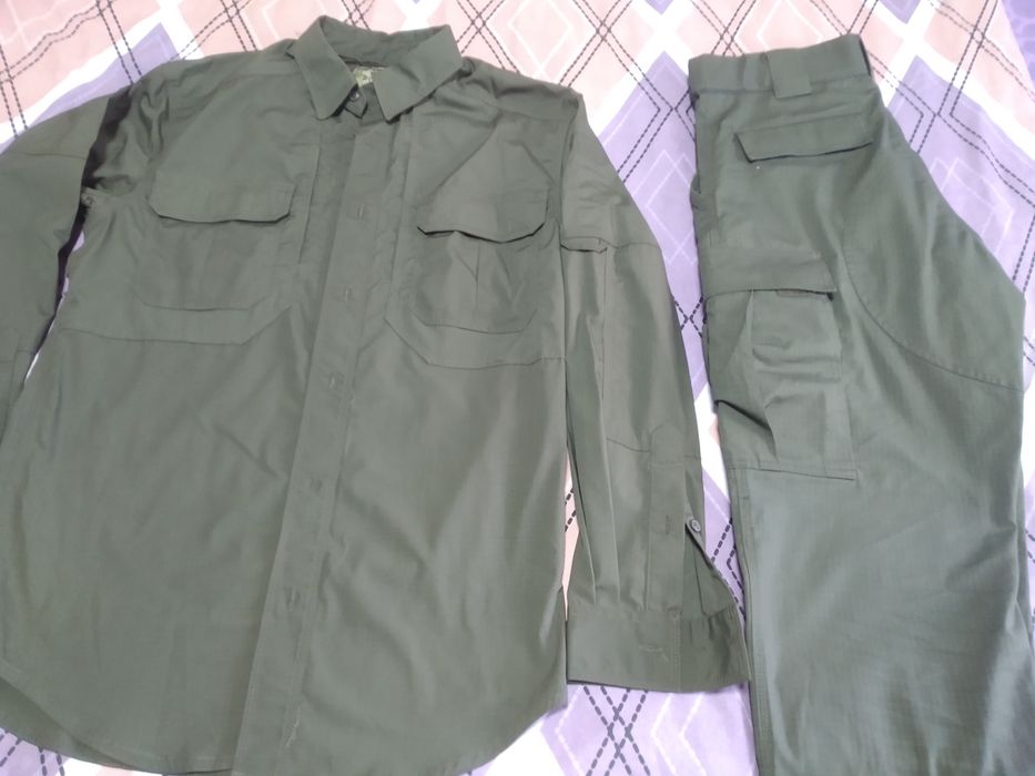 В отличном состоянии 2 футболки, и штаны с рубашкой по отличной цене