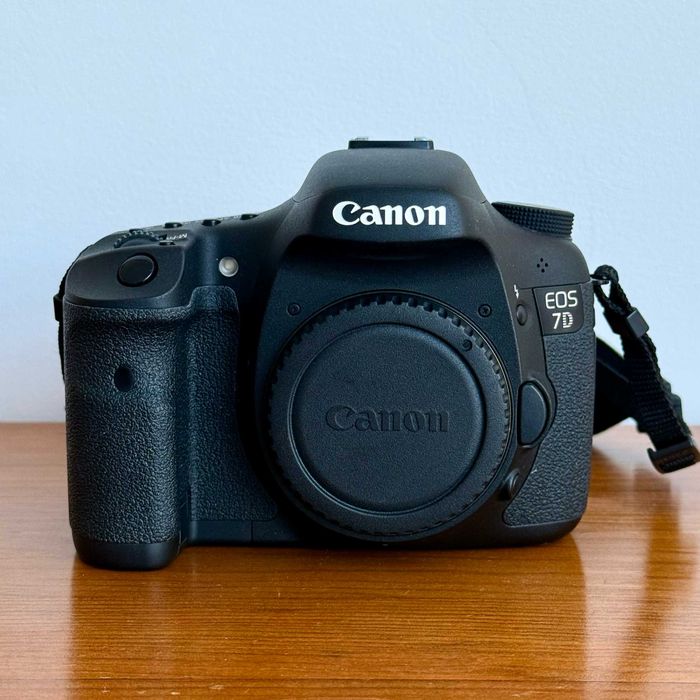 Canon EOS 7D (Como nova) + Acessórios