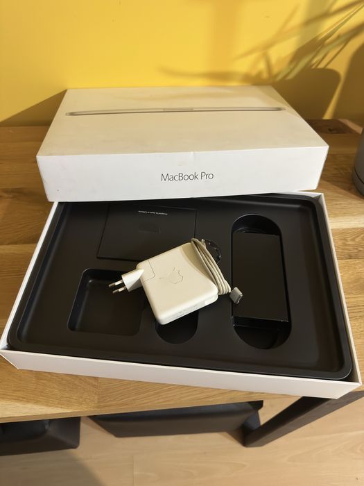 Macbook Pro 15 / i7 / 16GB / RADEON / Bateria 89 cykli!
