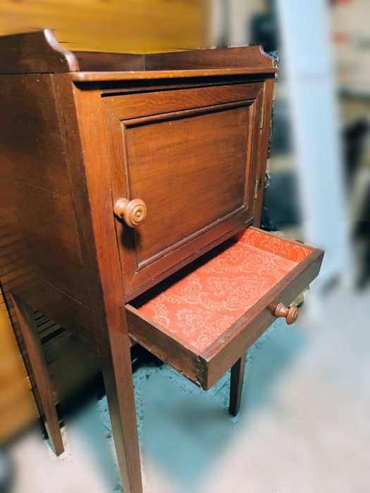 Mesa de cabeceira / mesa de apoio antiga
