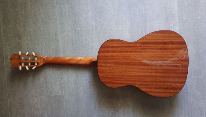 Guitarra clássica com saco e 5 palhetas