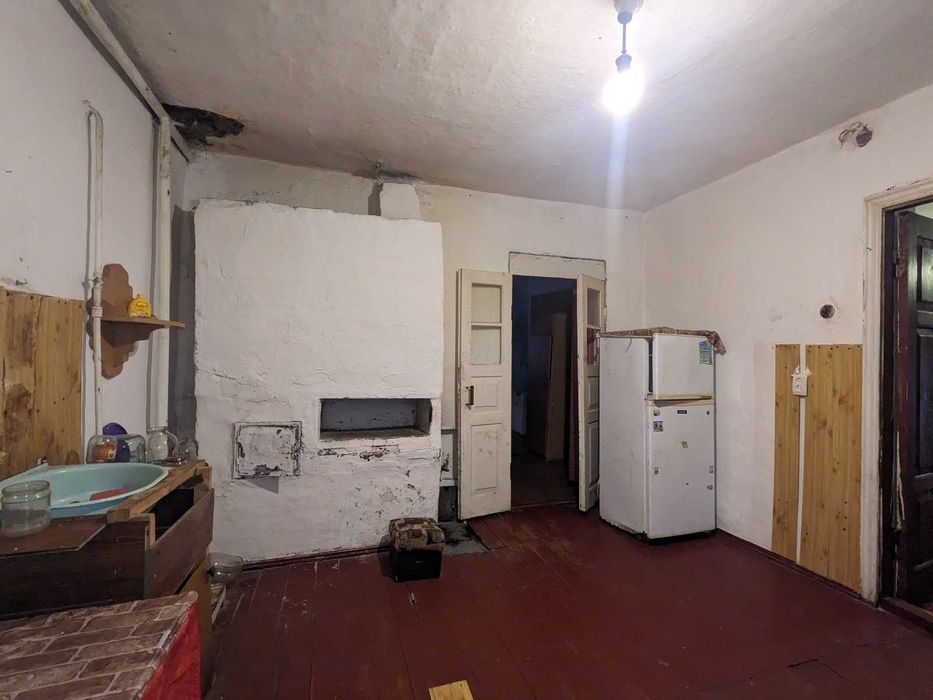 Продається земельна ділянка з одноповерховим цегляним будинком