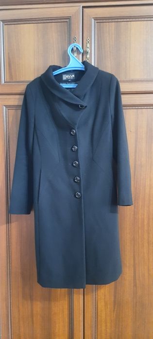 Продаються жіночі пальто.