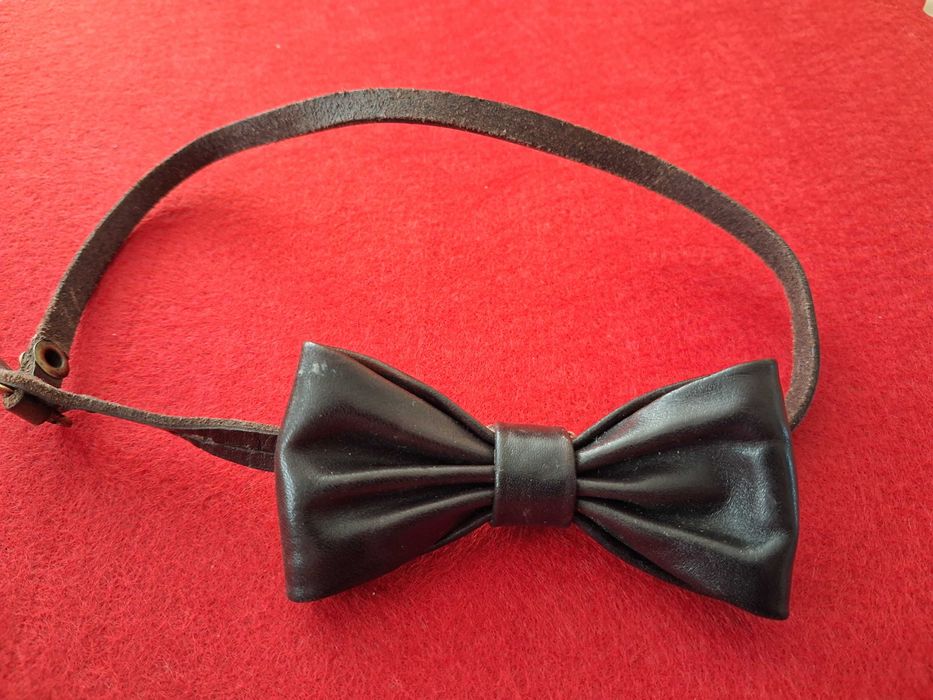 Muszka chłopięca skórzana w kolorze brązowym