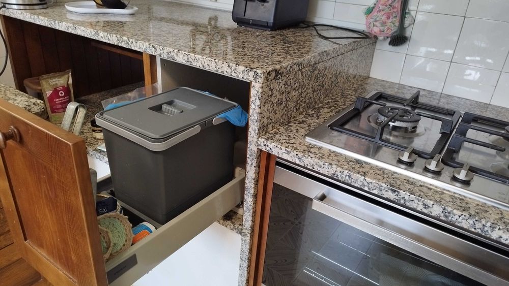 Conjunto de cozinha com bancada de mármore e madeira com forno e fogão