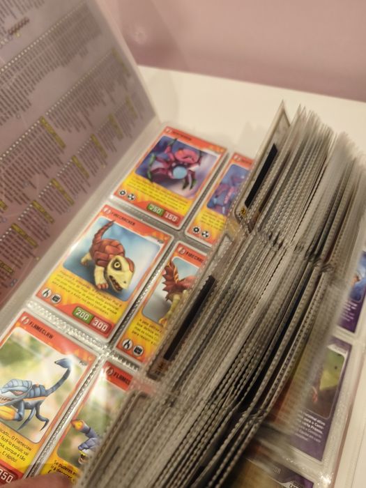 Vendo caderneta com cartas Invizimals