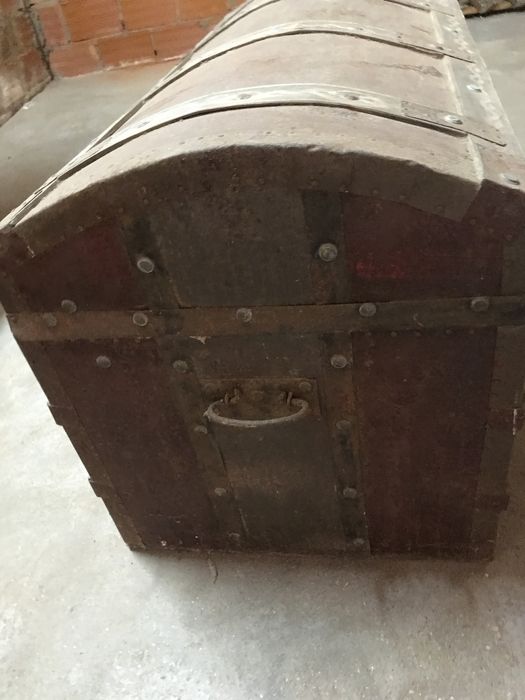 Bau ou arca antiga vom embutidos