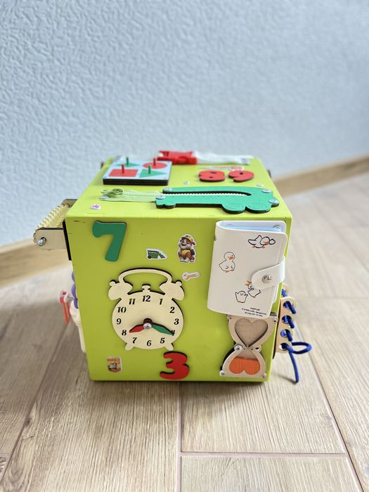 Бізікуб  Бізіборд дитяча іграшка розвиваюча грашка для дітей