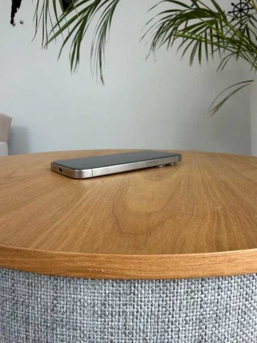 iPhone 15 Pro (Natural)