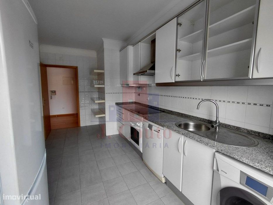Apartamento T2 Junto ao Colégio Rainha Rainha D. Leonor